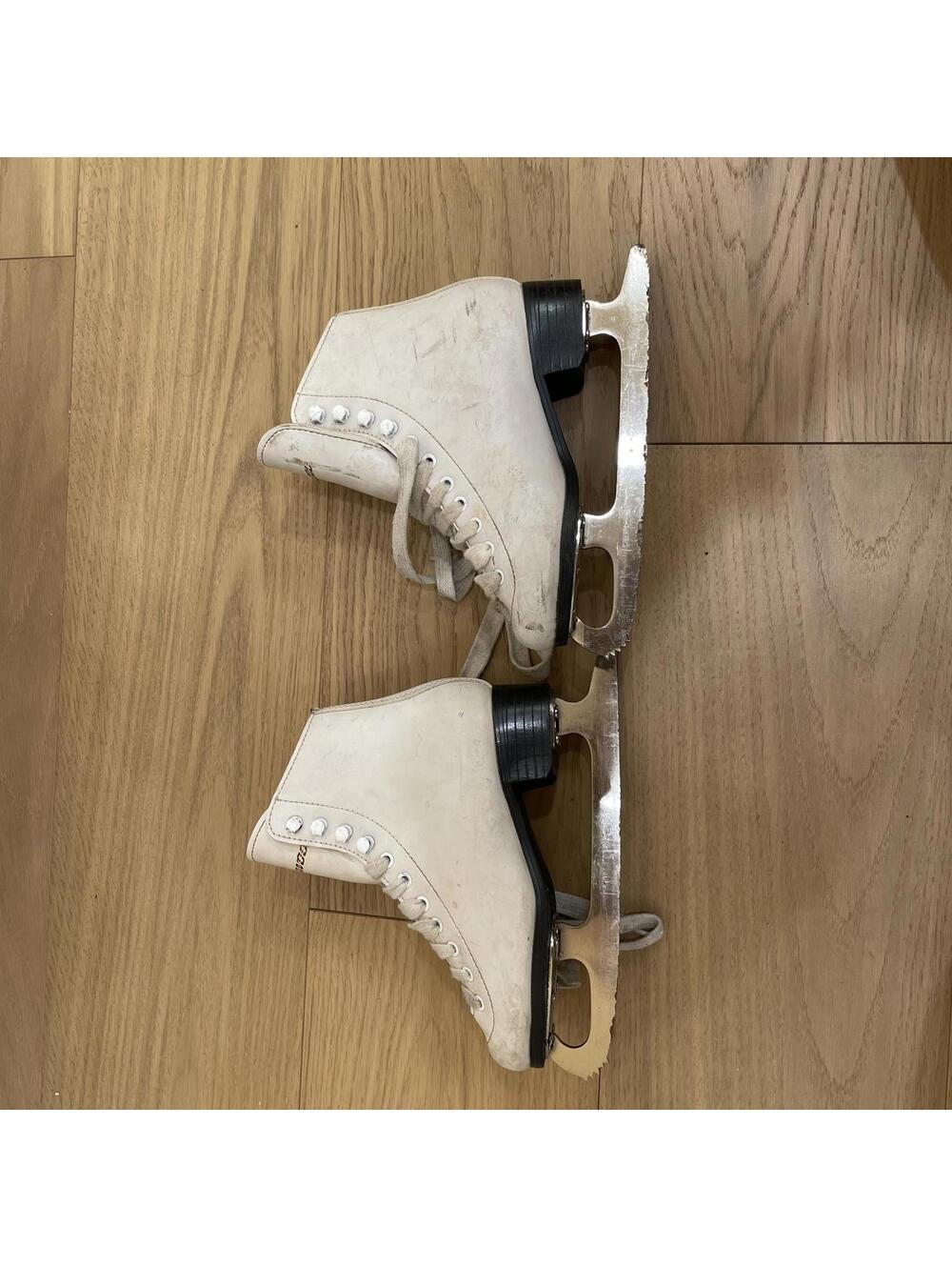 Canadian Tire Kids Figure Skates Youth Size 1 White Lace-Up